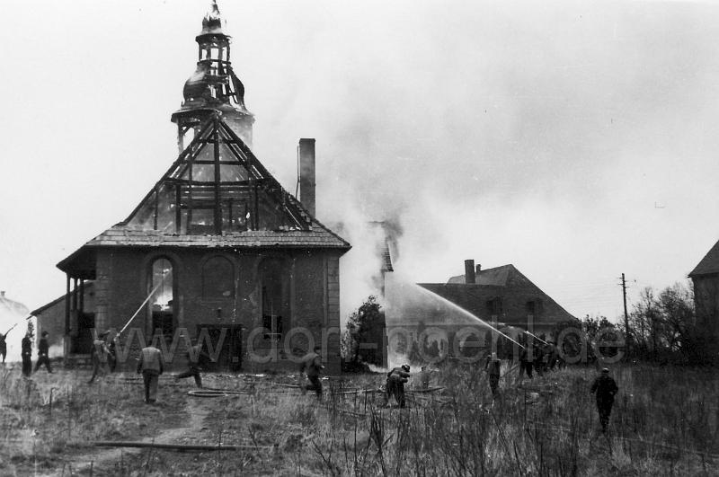 004 (3).jpg - Kirche Pöhl, Brand am 24.März 1961, Löscheinsatz der Feuerwehren BF Plauen und FFw Jocketa